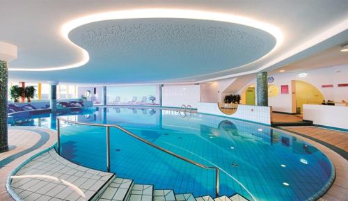 a large swimming pool in a large building at MANGGEI-BAU Appartements und Studios in Obertauern
