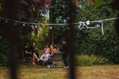 a group of people sitting in chairs in a park at Le Lys Écossais in Aubigny-sur-Nère