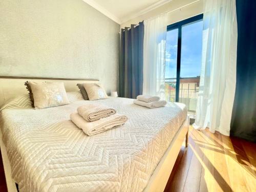 um quarto com uma cama com toalhas em Plaza Charming Flat em Santa Cruz