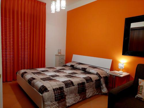 een slaapkamer met een bed en rode gordijnen bij Villa Margot in Agropoli