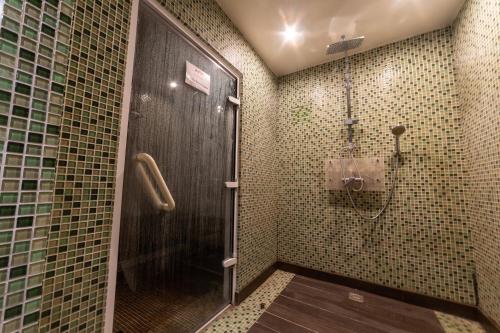 una doccia con una porta in vetro in un bagno di VVF Serre Chevalier Briançon a Le Monêtier-les-Bains