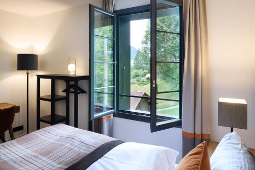 Ein Bett oder Betten in einem Zimmer der Unterkunft Eiger View Alpine Lodge