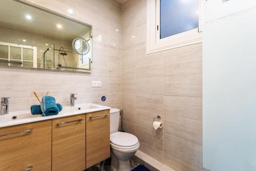 y baño con aseo, lavabo y espejo. en ICONIC 2 AP4375 By Riviera Holiday Homes, en Niza