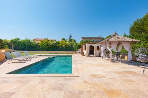 eine Villa mit Swimmingpool und Pavillon in der Unterkunft Magnifique VILLA DE CHARME in Arles