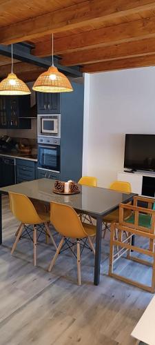 a kitchen with a dining room table and chairs at Los Arroyos in San Martín de la Vega del Alberche