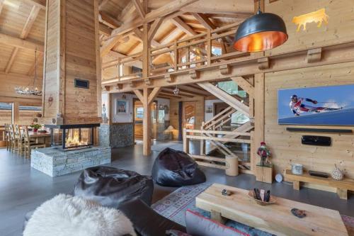 a living room with a couch and a fireplace at Chalet Carnauba in Châtel