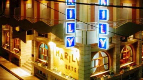 um modelo lego de um edifício com sinais de néon em Hotel Marily em Pírgos