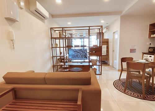 een woonkamer met een bank en een tafel bij Timurbay Seafront Residence in Kuantan