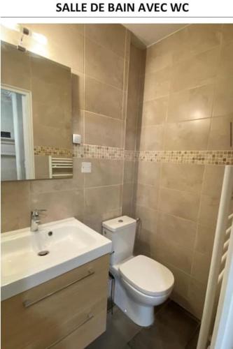 een badkamer met een wit toilet en een wastafel bij Appartement F2 in Mantes-la-Ville