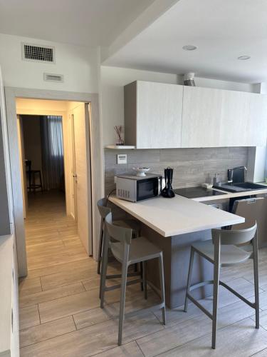 cocina con mesa con sillas y microondas en Appartamento Campagnola 10, en Riva del Garda