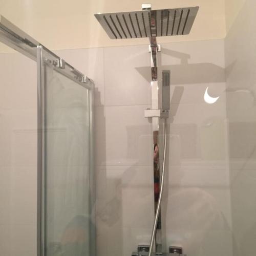 une salle de bain avec douche et miroir dans l'établissement Elegant flat in the historic center of Paris, à Paris