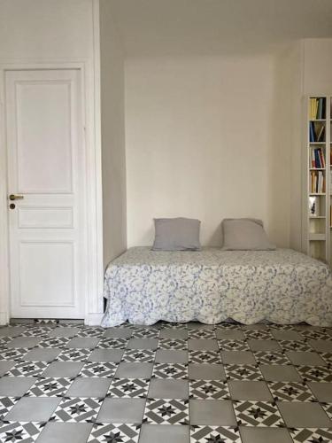 - une chambre avec un lit au sol noir et blanc dans l'établissement Elegant flat in the historic center of Paris, à Paris