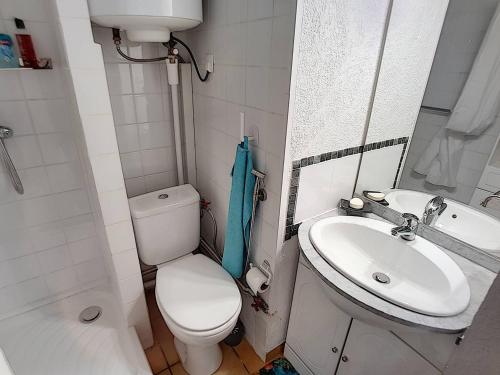 une petite salle de bain avec toilettes et lavabo dans l'établissement Jolie studio, à Saint Pierre La Mer