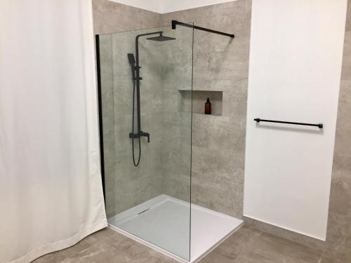 una doccia con una porta in vetro in un bagno di Guest House Gaj Sarajevo a Sarajevo