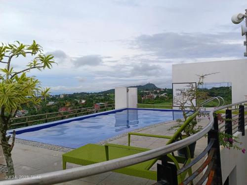 une piscine sur le toit d'un bâtiment dans l'établissement Tuti's Studio at One Tagaytay, à Tagaytay