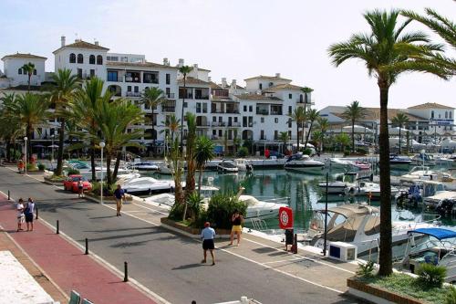 2 Bed Flat-Sleeps 4-Pets-Parking-Marina Duquesa