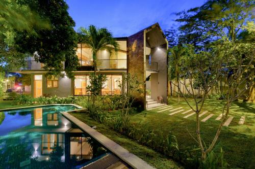 ein Haus mit Pool davor in der Unterkunft LAKE VILLA by CARLSEN in Moratuwa