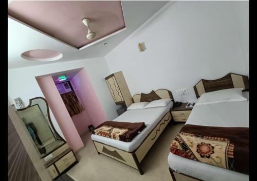 Postel nebo postele na pokoji v ubytování Hotel Broadway Colaba