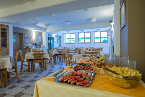 un restaurante con una mesa con fruta. en B&B Bau, en Maribor