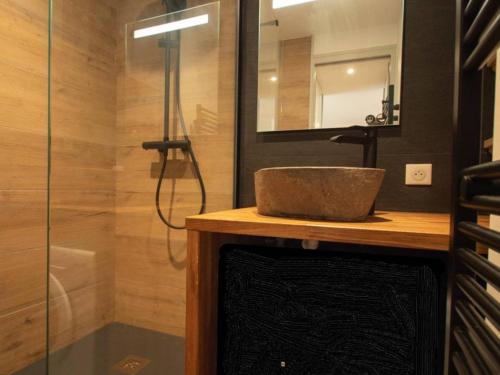 Un baño con lavabo y ducha en Charmant 2 pièces pour 5 pers avec balcon, service linge inclus ! - FR-1-291-877, en Valmorel