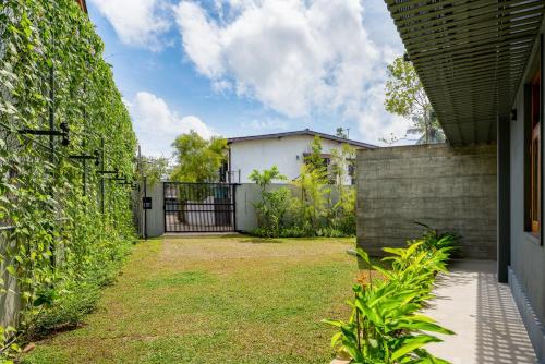 a backyard with a gate and a fence at LAKE VILLA by CARLSEN in Moratuwa