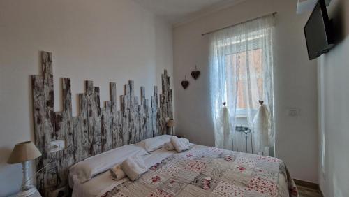 リド・ディ・オスティアにあるIl Mare Di Romaのベッドルーム(ベッド1台、窓付)