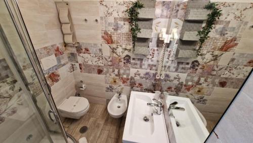 リド・ディ・オスティアにあるIl Mare Di Romaのバスルーム(トイレ、洗面台、シャワー付)