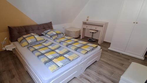 una camera da letto con un letto con due cuscini di Ferienwohnung am Altmühlsee a Gunzenhausen