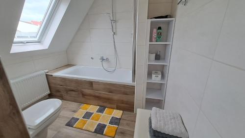 un bagno con wc e vasca da bagno di Ferienwohnung am Altmühlsee a Gunzenhausen