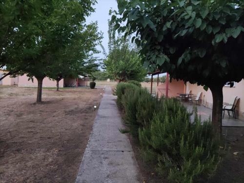 Κήπος έξω από το ROMVI VILLAGE