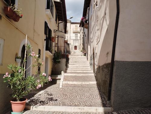 an alley with stairs and flowers in an old building at La Cameretta di Casa Hemingway in Barisciano