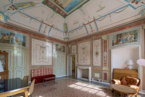 sala de estar con techo con pinturas en Palazzo Sertorio Suites, en Gavi
