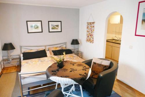 ein Wohnzimmer mit einem Bett, einem Tisch und Stühlen in der Unterkunft Ferienappartement Grund in Ahlbeck