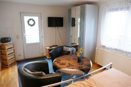 ein Wohnzimmer mit einem Tisch und einem Stuhl in der Unterkunft Ferienappartement Grund in Ahlbeck
