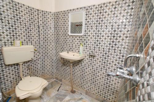 une salle de bains avec toilettes et lavabo dans l'établissement Inda Heritage Guest House, à Jodhpur