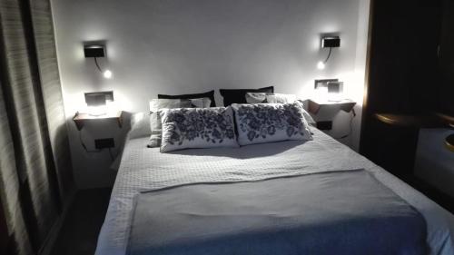 een slaapkamer met een groot bed met 2 lampen bij Vivienda Vacacional San Roque, 30 in Garachico