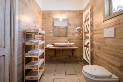 ein Bad mit einem Waschbecken und einem WC in der Unterkunft Tenuta Donna Caterina by BarbarHouse in Mesagne