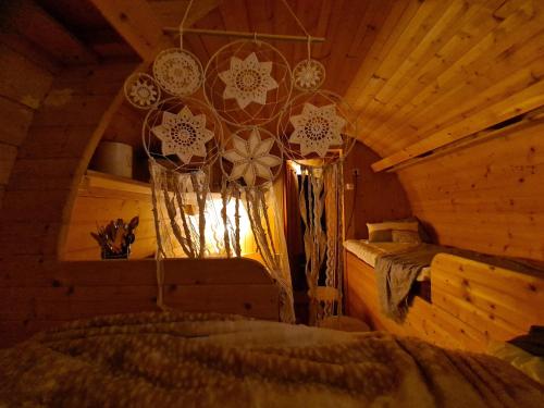 Zimmer mit einem Bett in einer Holzhütte in der Unterkunft Le Tonneau insolite du Souffle du Saule in Buhl-Lorraine
