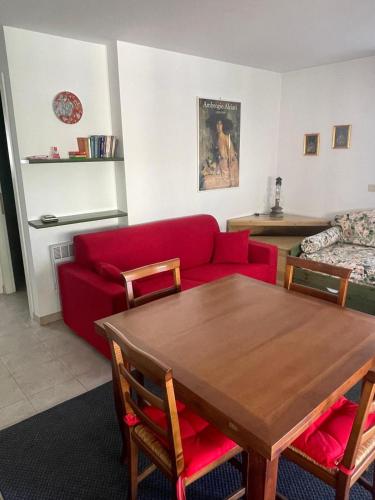 un salon avec une table et un canapé rouge dans l'établissement Appartement 2 pièces-4 personnes, à Roquebrune-Cap-Martin