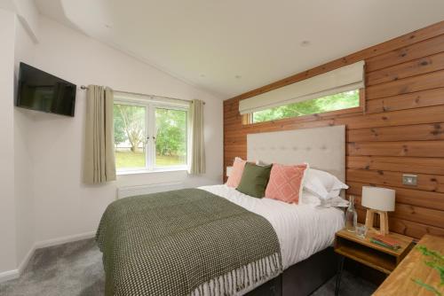 een slaapkamer met een groot bed en een raam bij 4 Valley View in Looe