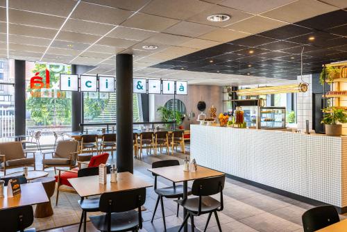 a restaurant with tables and chairs and a bar at ibis Strasbourg Centre Les Halles in Strasbourg