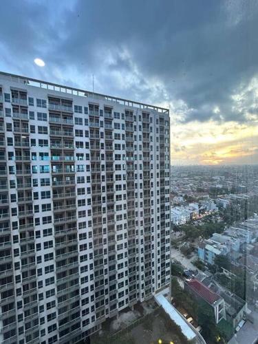 Blick auf ein großes Gebäude aus dem Fenster in der Unterkunft Green Sedayu Apartment - Studio By PSG Grup in Jakarta