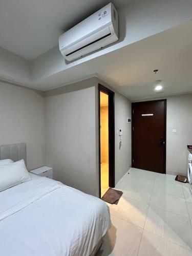 Postel nebo postele na pokoji v ubytování Green Sedayu Apartment - Studio By PSG Grup