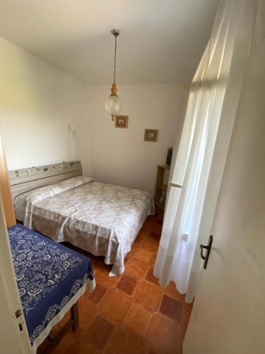 a small bedroom with a bed and a window at A cas e Rosa in Ischia