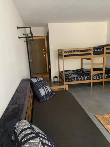 une chambre avec deux lits superposés dans une pièce dans l'établissement Le studio des Myrtes, à Nîmes