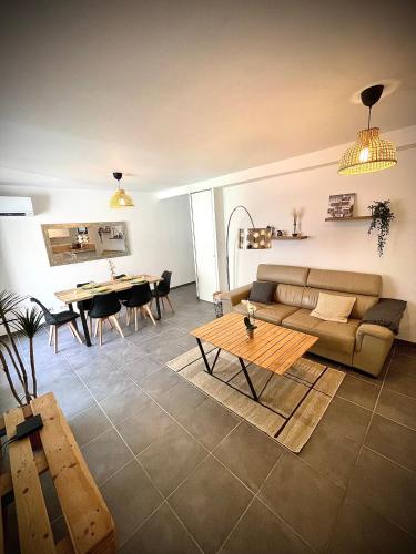 un salon avec un canapé et une table dans l'établissement Unique Proche Vieux Port, plage et centre avec Parking privé, à Marseille