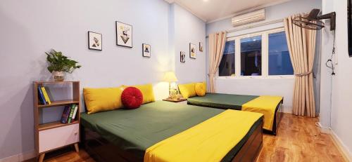 Ein Bett oder Betten in einem Zimmer der Unterkunft Hanoi Sunrise Homestay Long Biên