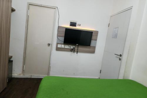TV a/nebo společenská místnost v ubytování Barata Hotel Near Bandara Soekarno Hatta