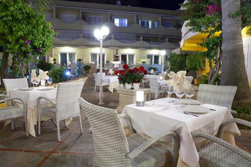 Un restaurante o sitio para comer en Hotel Cupidor