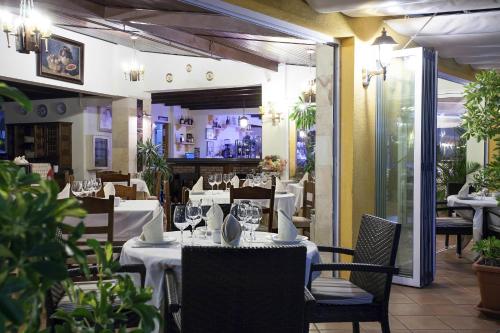 Un restaurante o sitio para comer en Hotel Cupidor